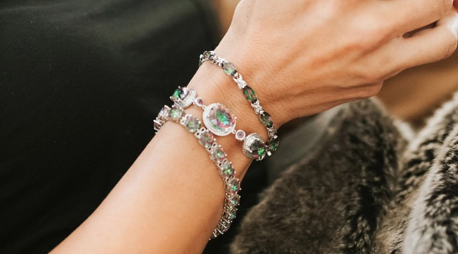 چگونه یک دستبند نقره زیبا برای هدیه به خانم‌ها انتخاب کنیم؟