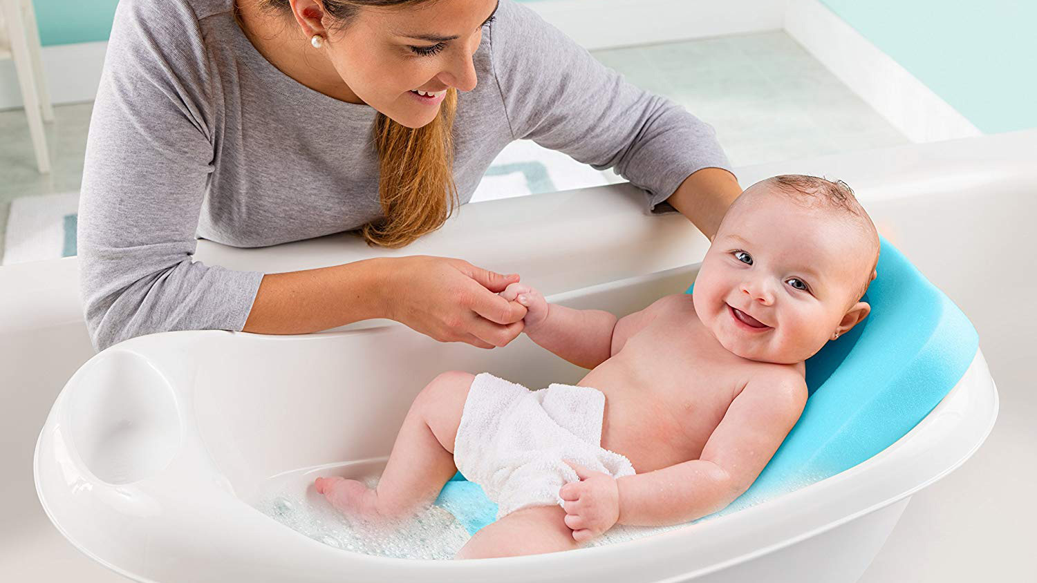 Мама ванночка. Ванночка для купания новорожденного. Младенец в ванночке. Ванна для грудных детей. Ванночка с горкой для новорожденного.